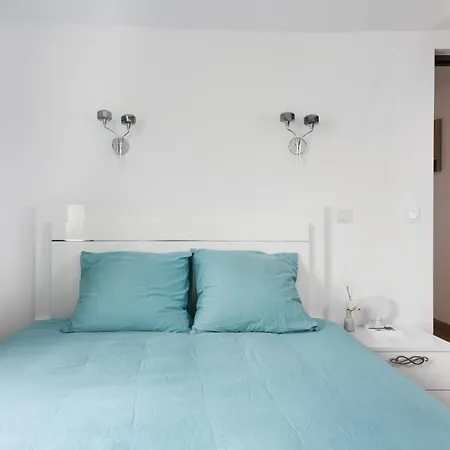 Apartament Charming Two Bedroom With A Garden